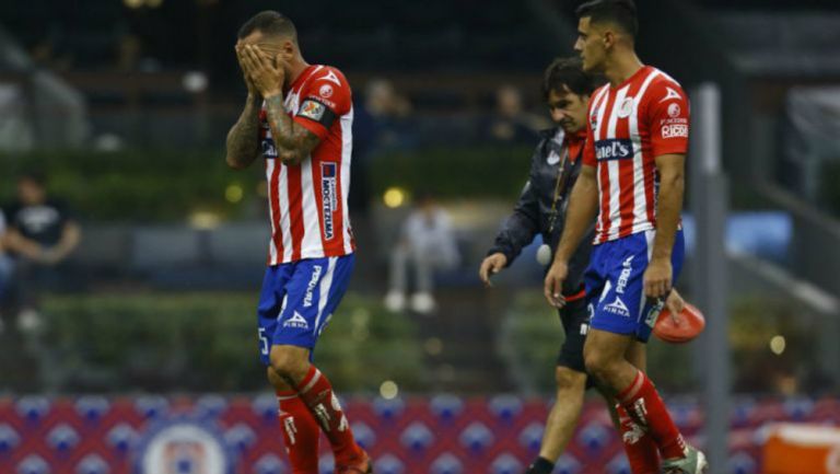 Jugadores del Atlético San Luis en lamento durante un partido