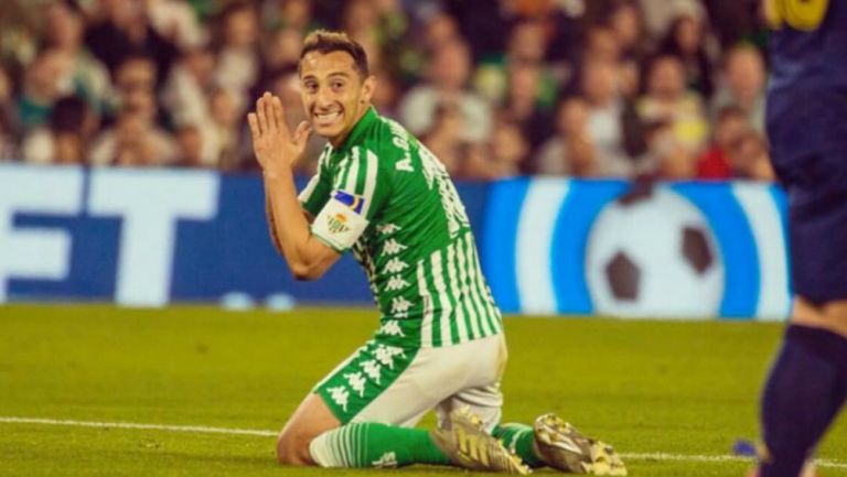 Andrés Guardado durante un partido con el Betis