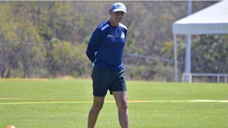 Chelis en un entrenamiento con Puebla 