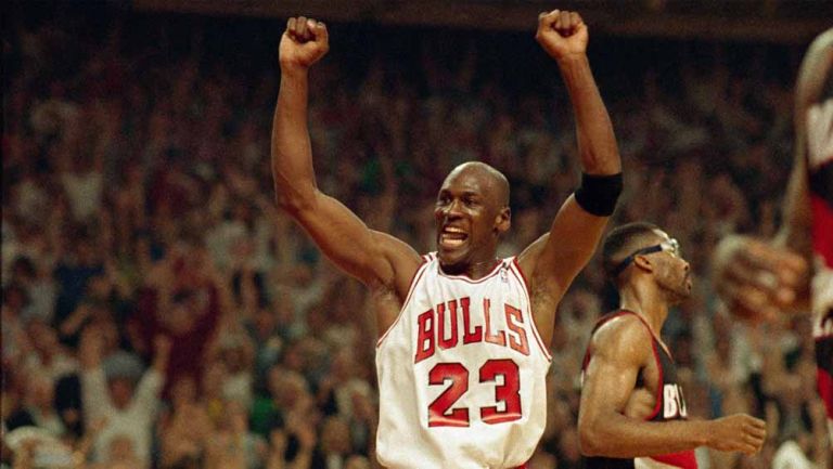 Michael Jordan celebra una victoria de los Bulls