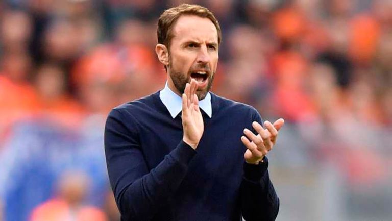 Southgate aplaude en un juego de la Selección de Inglaterra