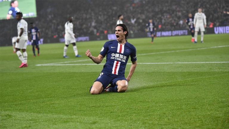 Edinson Cavani festeja un gol con el PSG