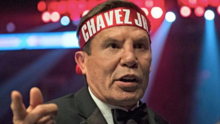 Julio César Chávez apoyando a su hijo en una batalla 