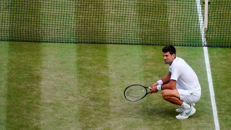 Djokovic, durante un juego en Wimbledon