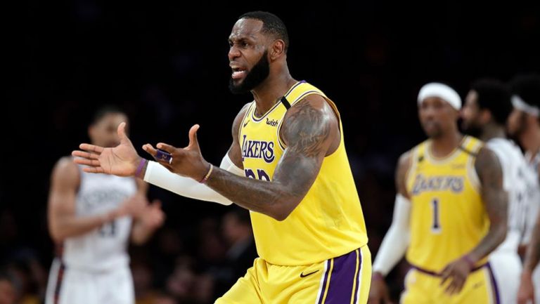 LeBron James lanza un grito en un juego de los Lakers 