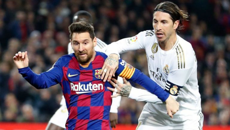 Lionel Messi y Sergio Ramos peleando un esférico