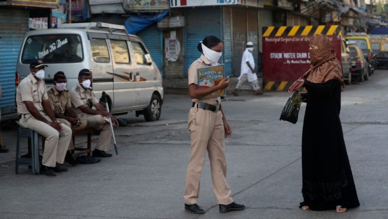 Policía detiene a una mujer en Mumbai, India