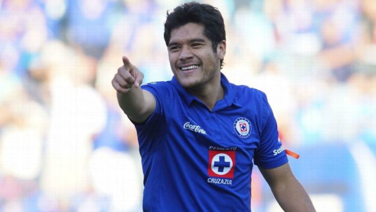 Javier Orozco en partido con Cruz Azul