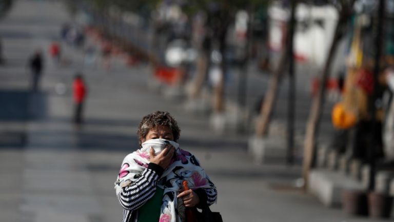 Mujer se protege el rostro en la Ciudad de México