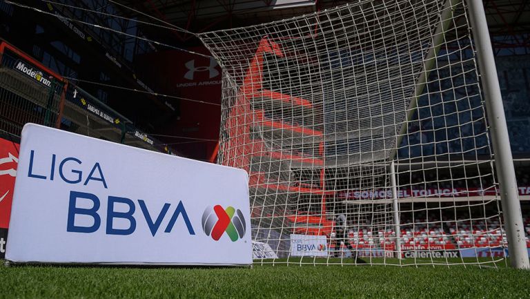 Pancarta de la Liga MX en el Estadio Nemesio Diez