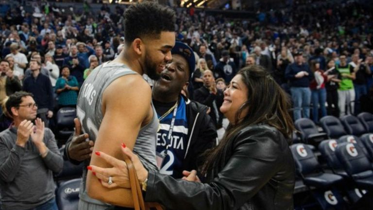 Jacqueline Cruz con Karl-Anthony Towns