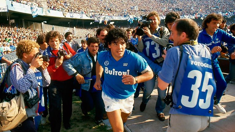 Maradona rodeado de fotógrafos previo a un duelo del Napoli