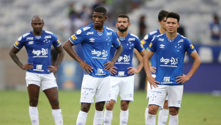 Jugadores de Cruzeiro tras su descenso de diciembre pasado