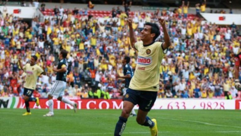 Negro Sandoval festeja un gol en el Estadio Azteca 