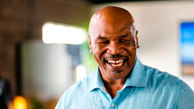 Mike Tyson sonríe en un fotografía