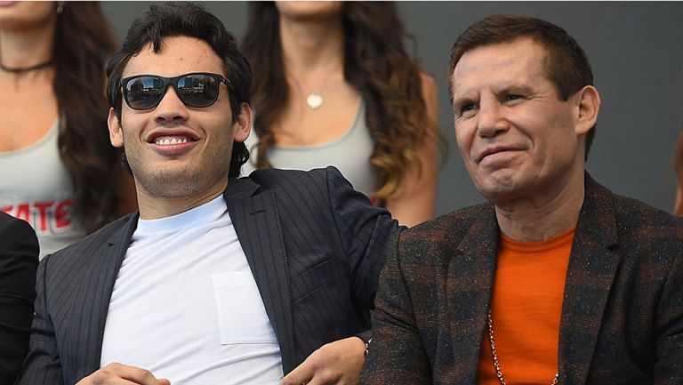 Julio César Chávez junto a su hijo en un evento