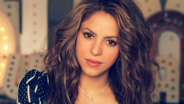 Shakira posa para una fotografía