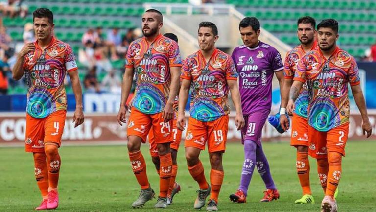 Jugadores de Alebrijes al final de un partido