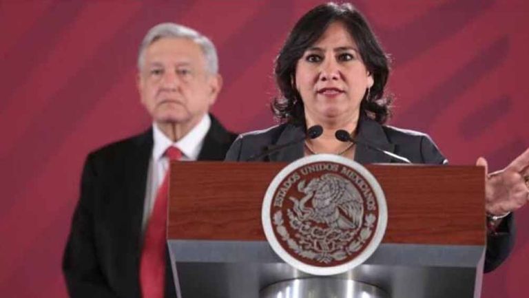 Irma Eréndira durante un discurso del Gabinete de AMLO