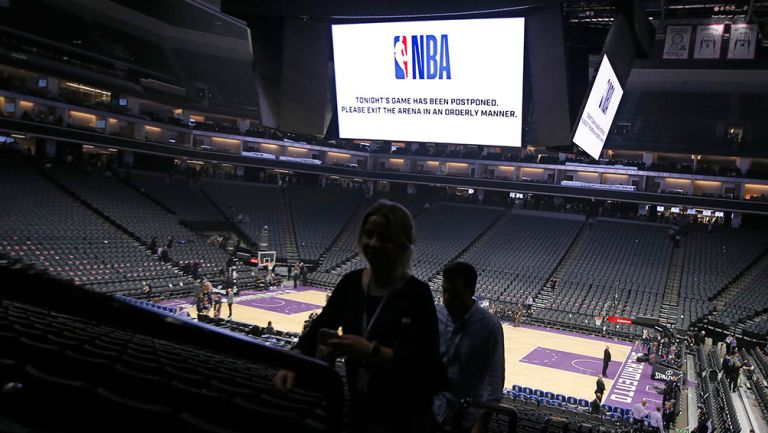 Fans abandonan la arena de los Kings tras enterarse de la suspensión de la NBA