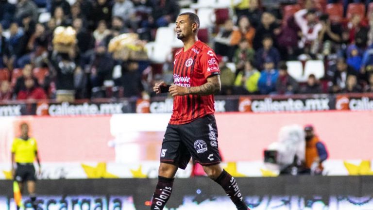 Edwin Cardona durante un juego de Xolos