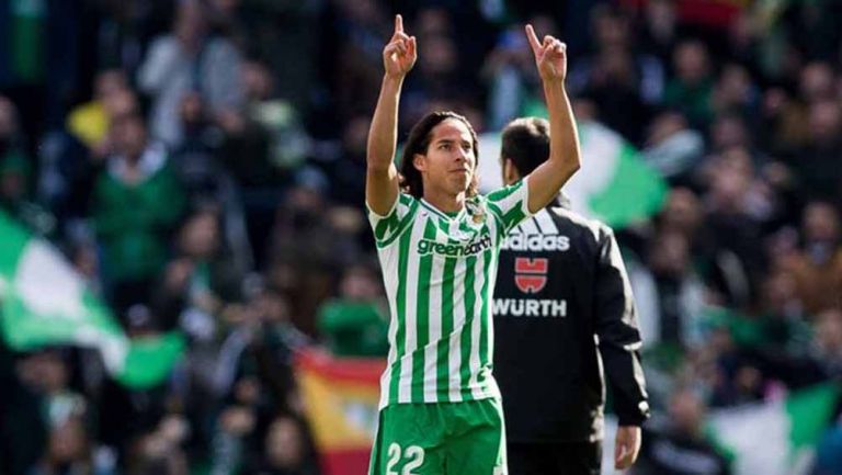 Diego Lainez, durante un partido con Betis en México