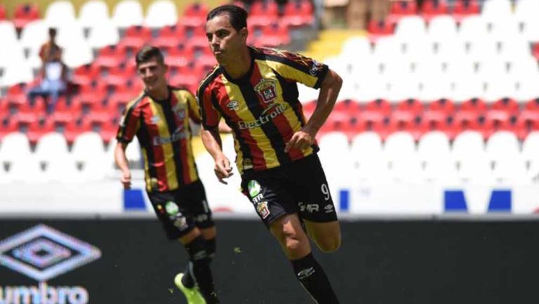 Omar Bravo celebra una anotación con los Melenudos