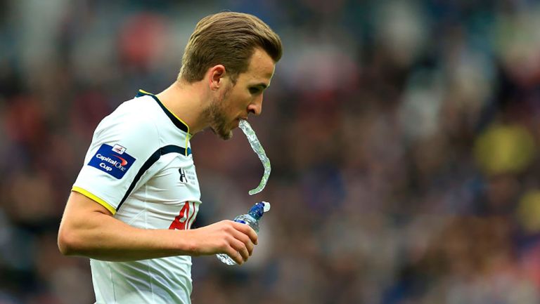 Harry Kane escupe agua a la cancha, algo que ya sería castigado