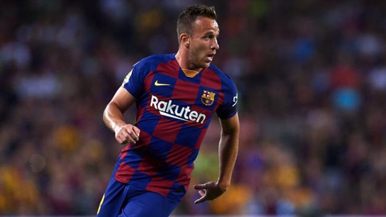 Arthur Melo durante un duelo con el Barcelona 