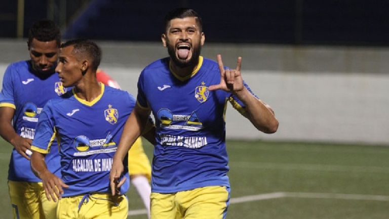 Carlos Félix celebrando un gol con Managua FC