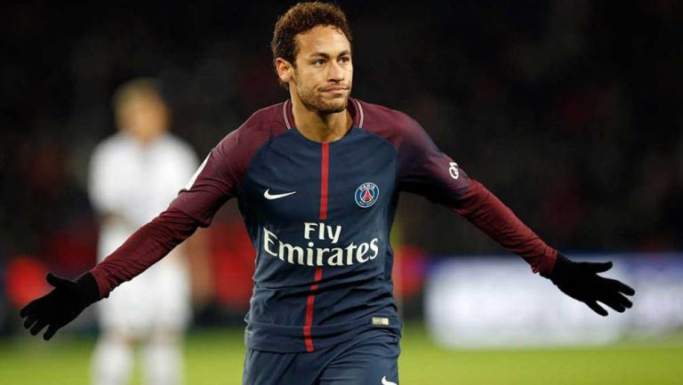 Neymar celebra una anotación con el PSG