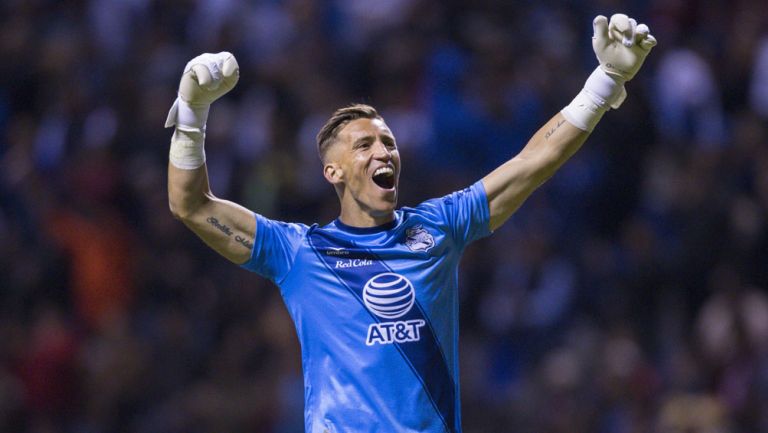 Nicolás Vikonis celebra un gol del Puebla