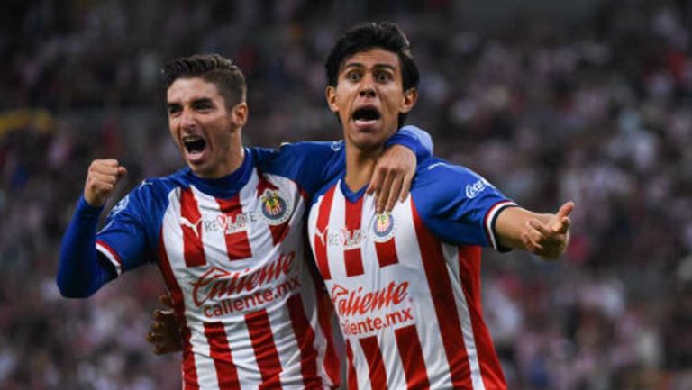 Macías y el Conejito Brizuela celebran un gol