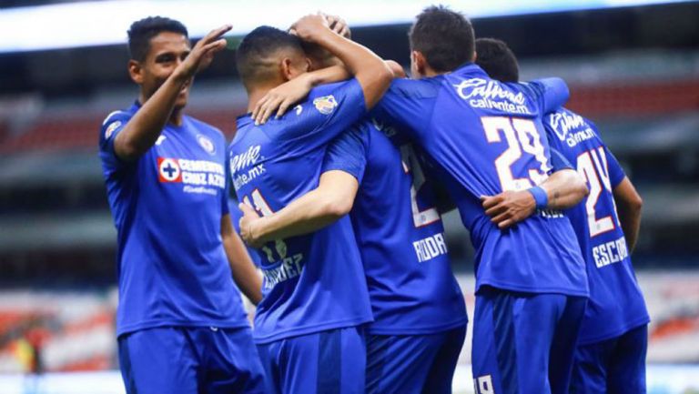 Cruz Azul festeja un gol en el Estadio Azteca