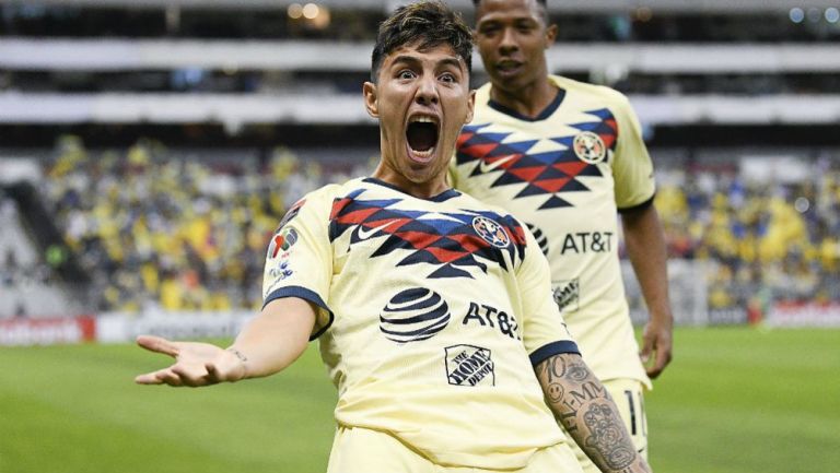 Leo Suárez en celebrando una anotación con América