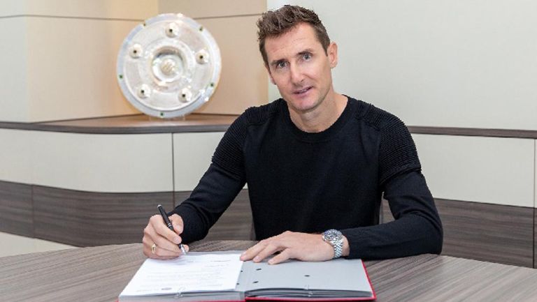 Miroslav Klose posa durante la firma de su contrato 