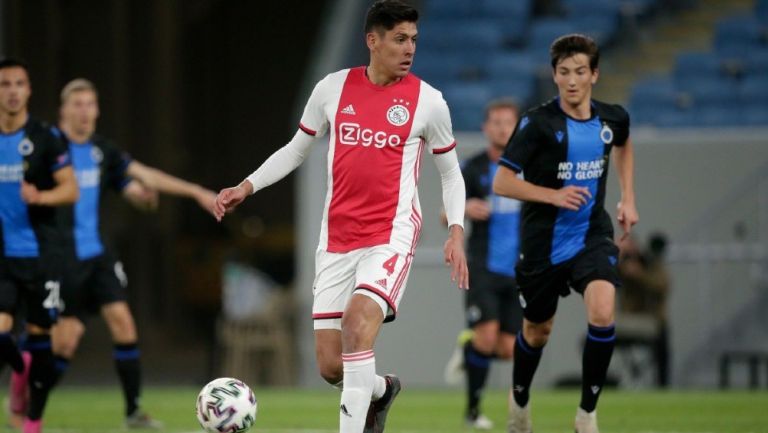 Edson Álvarez durante un partido con Ajax