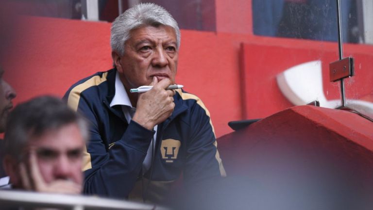 Jesús Ramírez observando un partido de Pumas