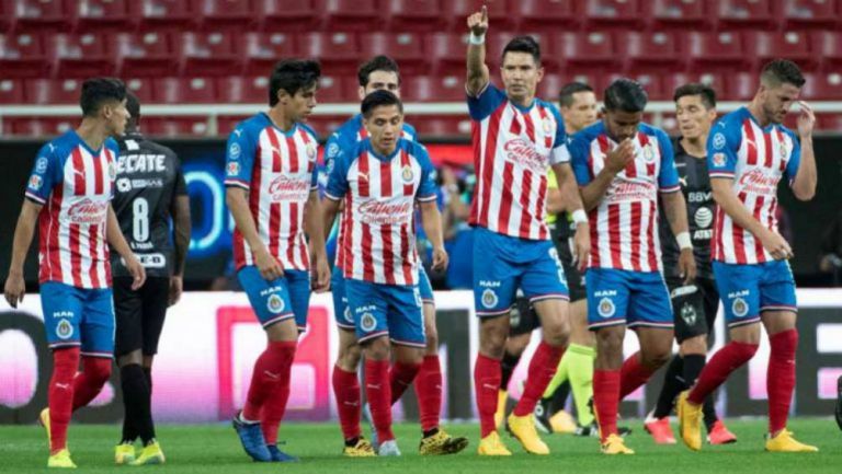 Jugadores de Chivas en festejo 