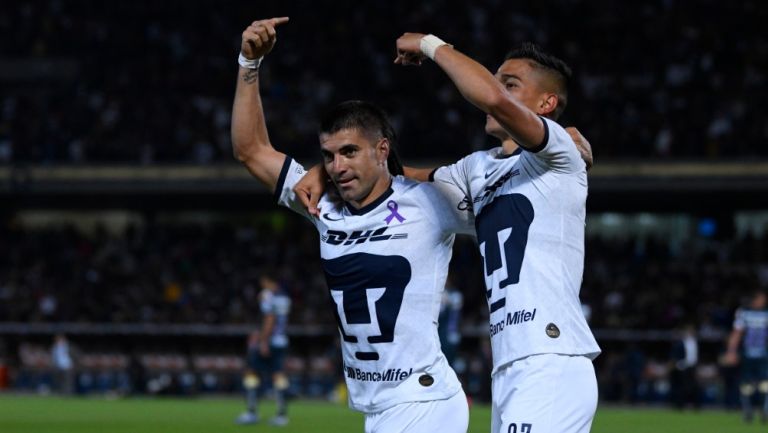 Jugadores de Pumas celebrando un gol