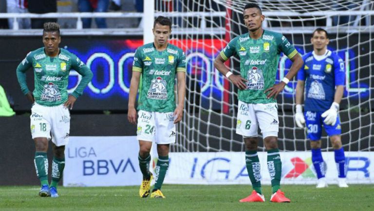 Jugadores de León se lamentan tras gol