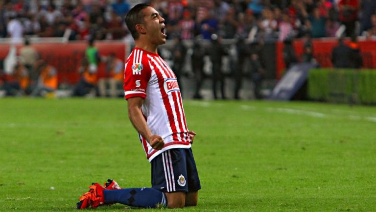 Marco Fabián celebrando una anotación con Chivas