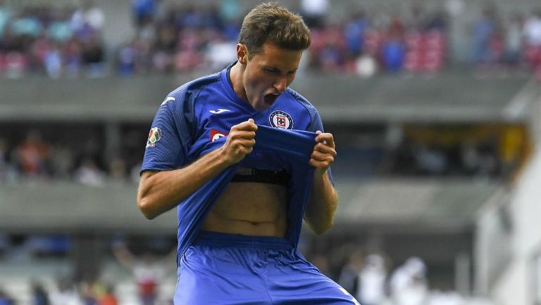 Santiago Giménez, delantero de Cruz Azul, celebrando un gol