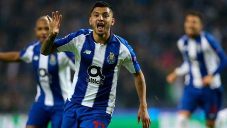 Tecatito Corona cerebra un gol con el Porto 