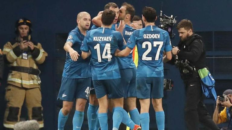 Jugadores del Zenit celebran una anotación