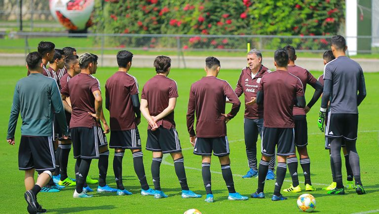 El Tata Martino en una práctica con el Tri