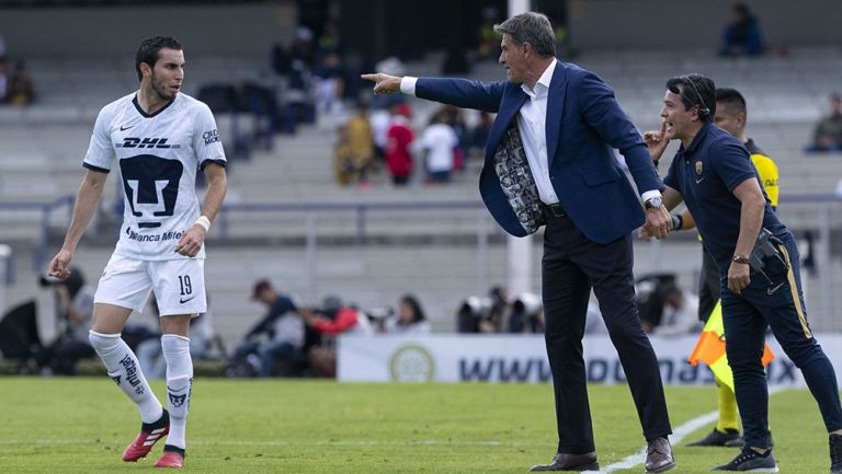 Míchel González le da instrucciones a Mayorga 