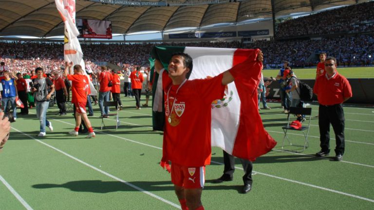 Pável Pardo con la bandera de México