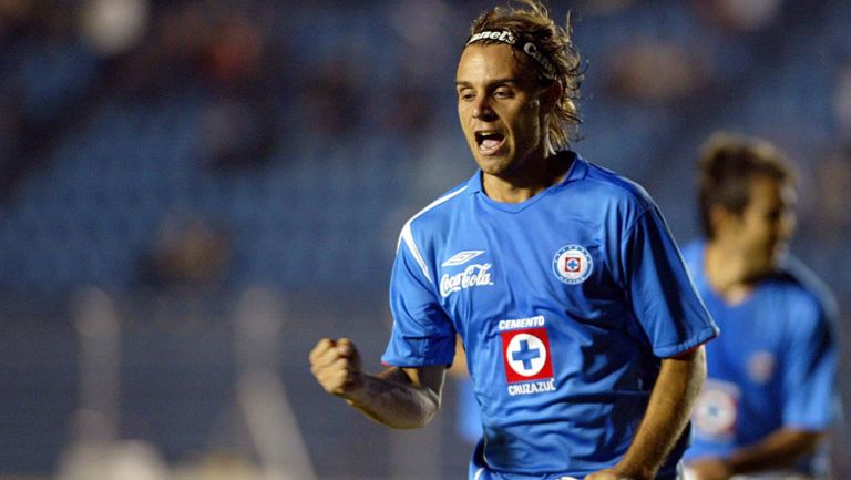 Richard Núñez durante un duelo con Cruz Azul 