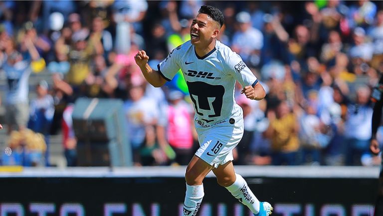 Sebastián Saucedo festeja un gol con los Pumas